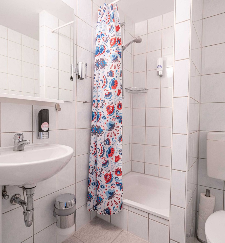 BIG MAMA Berlin dortoir de 8 personnes salle de bain