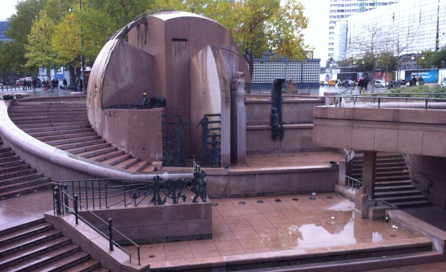 Wasserklops | Weltkugelbrunnen | World globe fountain